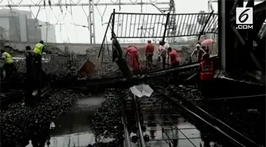 Jembatan penyeberangan yang berada di Stasiun Mumbai, India, tiba-tiba runtuh dan membuat dua orang terluka.