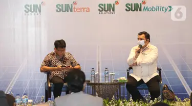 Staf Ahli Utama Kantor Staf Presiden RI Ade Irfan Pulungan Tenaga (kanan) dan Ketua Umum Asosiasi Energi Surya Indonesia (AESI) Fabby Tumiwa (kiri) dalam diskusi mengejar Targer Bauran energi melalui pemanfaatan tenaga hijau di Ibukota Negara Baru di Jakarta. (Liputan6.com)