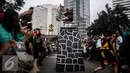 Seorang pria melakukan fahombo di sebuah acara pagelaran seni dan kebudayaan Nias di Jalan Imam Bonjol, Jakarta, Minggu (12/2). Acara ini digelar dalam rangka memperkenalkan kebudayaan Nias kepada para pengunjung Car Free Day. (Liputan6.com/Faizal Fanani)