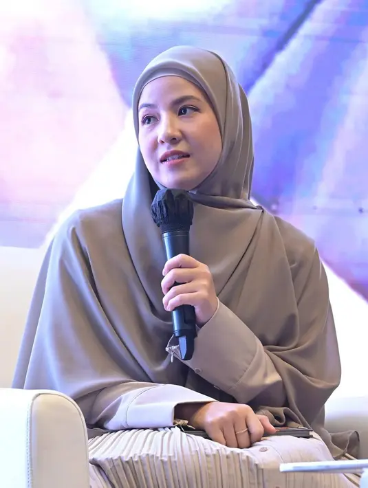 Hadir di atas panggung memberikan pemikirannya, sosok Natasha Rizky yang tampil anggun dengan busana syari ini menuai banyak pujian. Meski tampil tertutup, pesonanya yang terpancar darinya tetap menawan. Tidak sedikit netizen yang memberikan berbagai pujian dengan penampilannya. (Liputan6.com/IG/@natasharizkynew)
