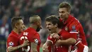 Para pemain Bayern Munich merayakan gol Thomas Mueller (tengah) saat melawan Arsenal pada babak 16 besar Liga Champions di Alianz Arena, (15/2/2017). Beyern menang 5-1. (AFP/Odd Andersen)