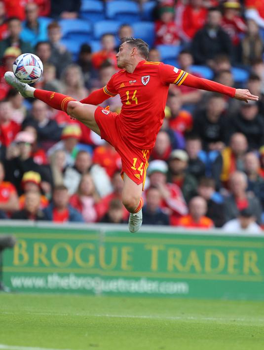 Bek Wales, Connor Roberts melompat untuk mengontrol bola saat bertanding melawan Belanda selama pertandingan grup A4 UEFA Nations League di stadion Cardiff City di Cardiff, Wales selatan, Kamis (9/6/2022). Belanda menang tipis atas Wales 2-1. (AFP/Geoff Caddick)