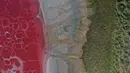 Foto dari udara yang diabadikan saat malam hari pada 30 Mei 2020 ini menunjukkan Danau Daghtu di Gurun Badain Jaran, Daerah Otonom Mongolia Dalam, China utara. Menurut pemandu wisata setempat, warna merah muda pada Danau Daghtu disebabkan oleh mineral garam di dasar danau tersebut. (Xinhua/Xu Qin)