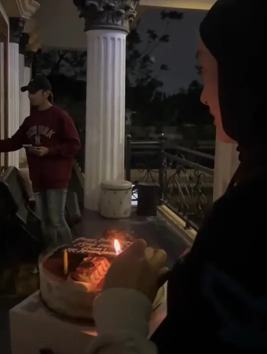 Dalam video TikTok, Santyka yang merupakan pacar baru Sule turut memberikan kejutan. Ia datang bersama beberapa temannya untuk memberikan kejutan pada pria empat orang anak tersebut. Santika memegang kue ultah. [TikTok/pkmanagement]