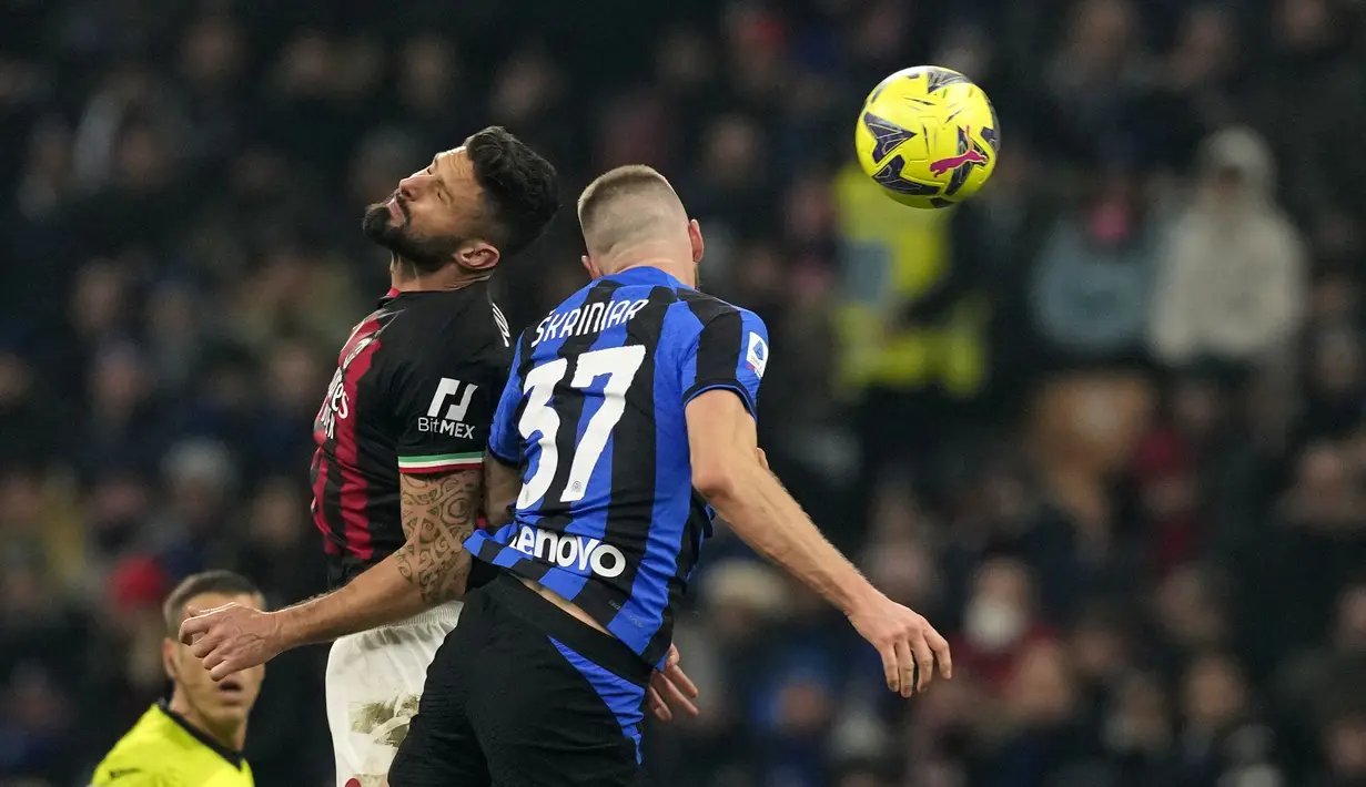 Penyerang AC Milan Olivier Giroud berebut bola dengan bek Inter Milan Milan Skriniar dalam laga pekan ke-21 Liga Italia 2022/2023 di Giuseppe Meazza, Senin dini hari WIB (6/2/2023). Inter benar-benar mendominasi permainan dan membuat AC Milan kerepotan menahan gempuran lawannya. (AP Photo/Antonio Calanni)