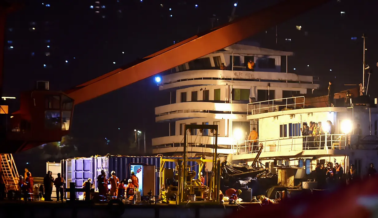 Tim penyelamat melakukan pencarian di lokasi kecelakaan bus yang jatuh dari jembatan ke Sungai Yangtze di barat daya Chongqing, China (1/11). Bus penumpang tersebut terlebih dulu bertabrakan dengan sebuah mobil sebelum jatuh ke sungai. (AFP Photo/Str)
