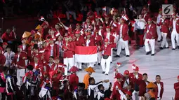 Atlet Para Games Indonesia melakukan defile saat pembukaan Asian Para Games 2018 di Stadion Utama Gelora Bung Karno, Jakarta, Sabtu (6/10). Asian Para Games 2018 berlangsung 6-13 Oktober. (Liputan6.com/Helmi Fithriansyah)