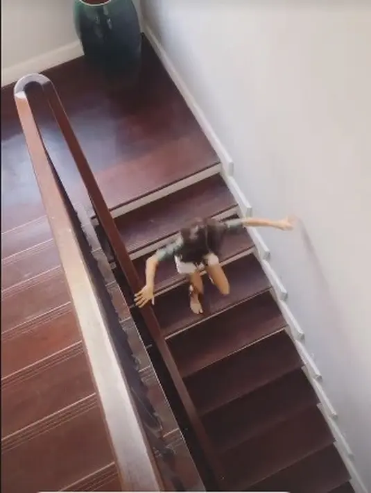 Mereka saat ini tinggal di Bali dengan dua buah hati tercinta, Jason Deandra White, Sarah Deana White (Instagram @andrew.white_)