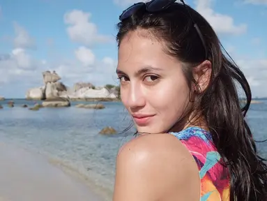 Tanpa polesan makeup, potret Pevita Pearce tetap memesona saat sedang liburan di Pulau Belitung ini. (Liputan6.com/IG/@pevpearce)