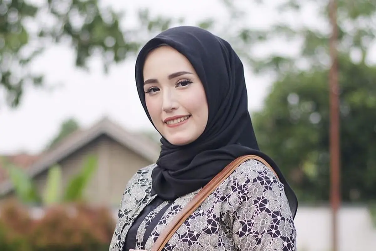[Bintang] Ramadan 2018, Ikuti Eye Makeup Adelia Pasha yang Hilangkan Mata Lelah di Bulan Puasa