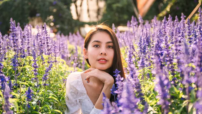perempuan di kebun bunga