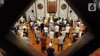 Umat muslim melaksanakan salat tarawih pertama 1 Ramadan 1442 H di Masjid Raya Cinere, Depok, Jawa Barat, Senin (12/4/2021). Hari ini, umat muslim melaksanakan ibadah salat tarawih pertama untuk selanjutnya menjalankan ibadah puasa satu bulan ke depan. (merdeka.com/Arie Basuki)