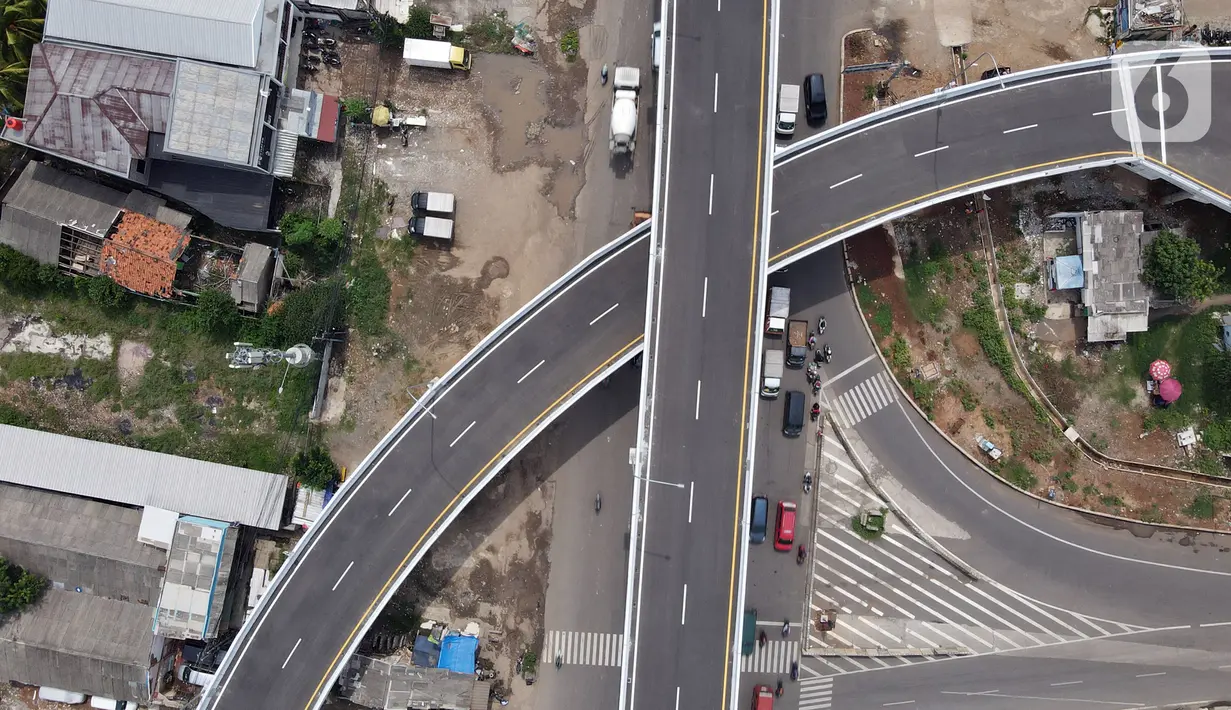 Foto udara Jalan Tol Layang Dalam Kota Kelapa Gading - Pulo Gebang, Jakarta, Sabtu (20/11/2021). Jalan Tol Layang Dalam Kota Kelapa Gading - Pulo Gebang memiliki enam ruas jalan dengan panjang 9,3 kilometer. (merdeka.com/Imam Buhori)