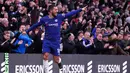 Pemain Chelsea, Eden Hazard melakukan selebrasi usai mencetak gol ke gawang Huddersfield Town dalam dalam lanjutan Liga Inggris di Stadion Stamford Bridge, London, Sabtu (2/2). Chelsea membantai Huddersfield Town 5-0. (AP Photo/Alastair Grant)