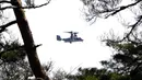 V-22 Osprey of Japan Ground Self-Defense Force (JGSDF) terbang saat latihan operasi gabungan helikopter militer antara JGSDF dan Marinir AS di Higashi Fuji, Gotemba, Jepang, Selasa (15/3/2022). (AP Photo/Eugene Hoshiko)