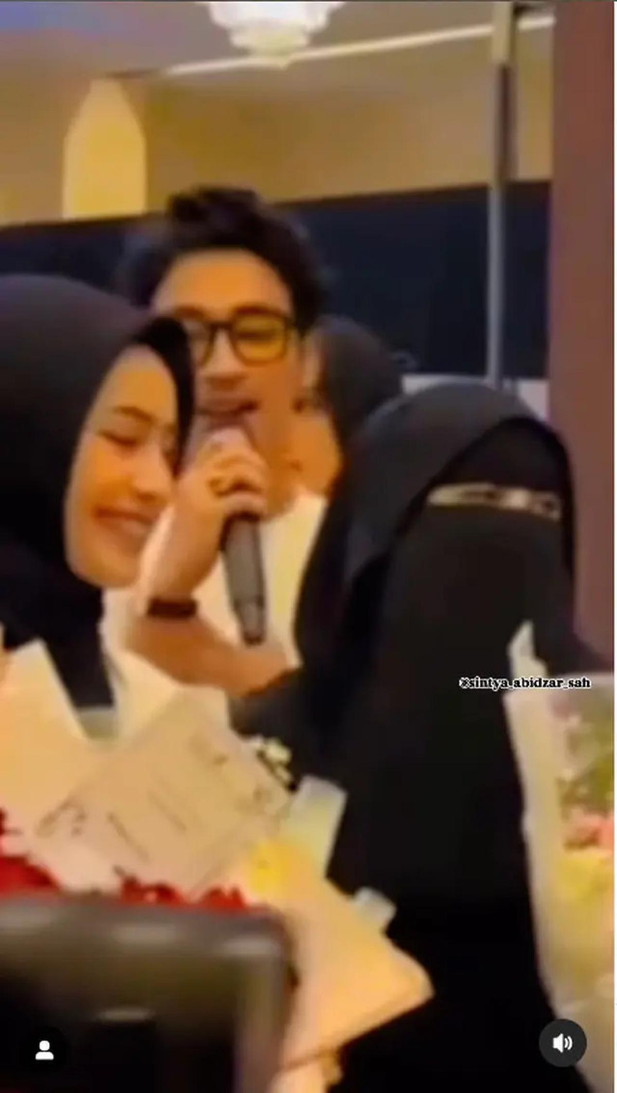 6 Potret Kedekatan Umi Pipik dan Sintya Marisca, Sering Saling Berkirim Pesan