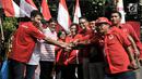 Pembina Bara Baja Djarot Syaiful Hidayat bersama relawan Bara Baja saat deklarasi dukungan untuk Jokowi-Ma'ruf Amin di Rumah Aspirasi, Jakarta, Minggu (16/9). (Merdeka.com/Iqbal S. Nugroho)