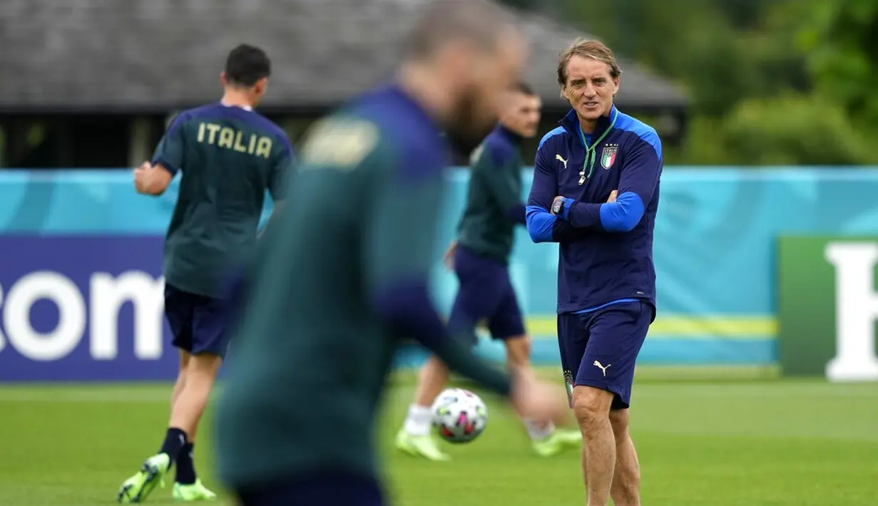 Pelatih Italia, Roberto Mancini menyaksikan pemainnya berlatih di tempat latihan Tottenham Hotspur di London, Sabtu (10/7/2021). Italia akan bertanding melawan Inggris pada final Euro 2020 di Stadion Wembley. (AP Photo/Frank Augstein)