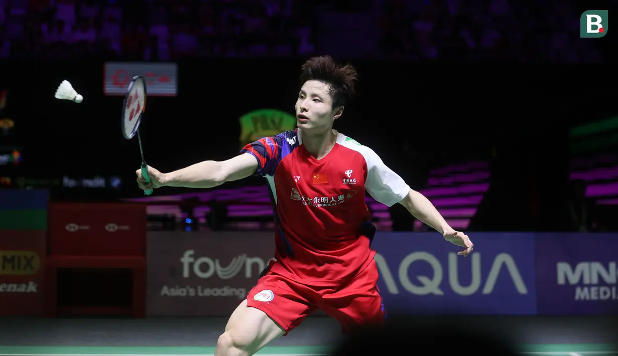 <p>Pebulu tangkis tunggal putra China, Shi Yu Qi berusaha mengembalikan bola saat menghadapi wakil Denmark, Anders Antonsen pada laga final turnamen bulu tangkis Indonesia Open 2024 di Istora Senayan, Jakarta, Minggu (9/6/2024). Shi Yu Qi menang rubber-game 21-9, 12-21 dan 21-14 dan memastikan merebut gelar juara. (Bola.com/M Iqbal Ichsan)</p>