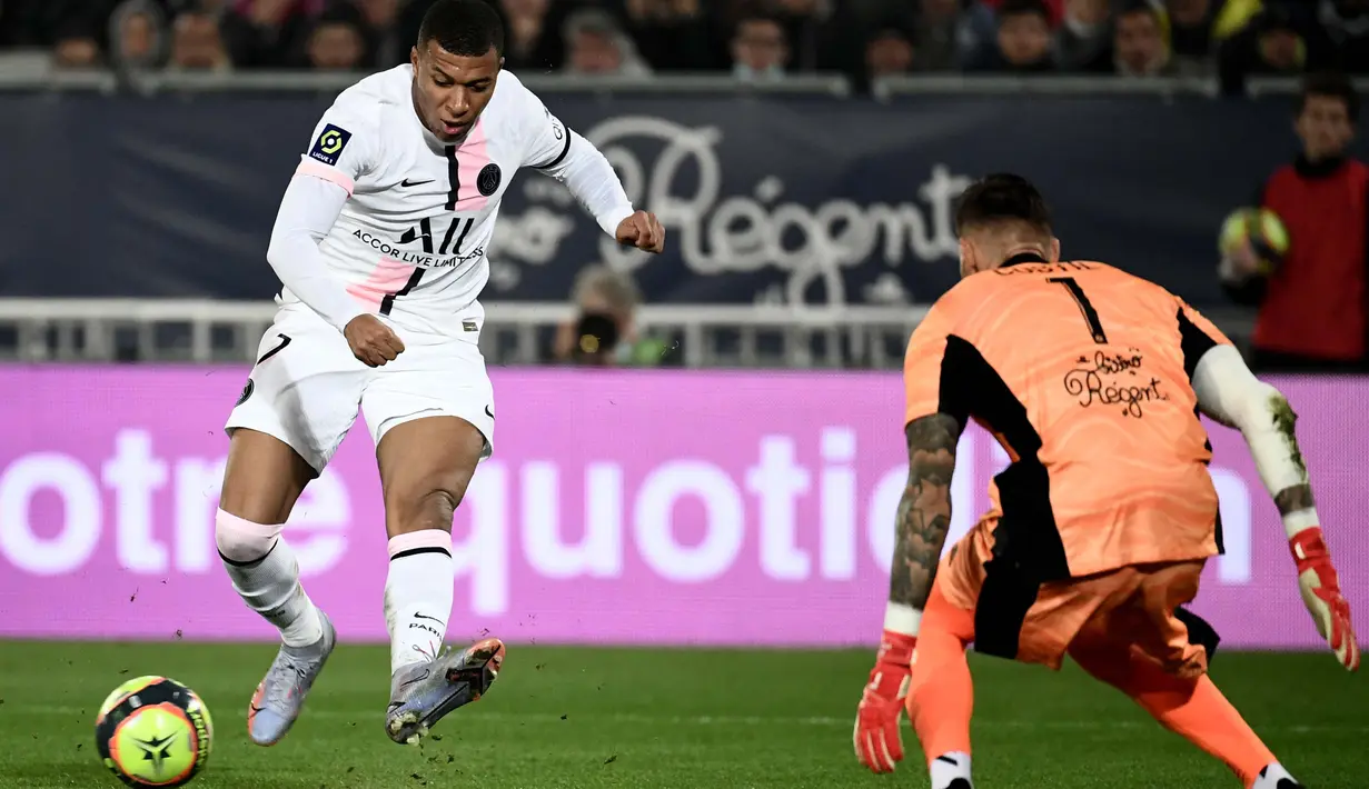PSG berhasil menambah keunggulan, Mbappe berhadapan satu lawan satu dengan Costil. Mbappe yang tak terkawal tidak kesulitan melakukan tap in sehingga PSG unggul 3-0 atas tuan rumah. (AFP/Philippe Lopez)