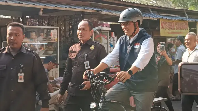 Bacapres Koalisi Perubahan Anies Baswedan menggunakan sepeda menuju RS Fatmawati, Jakarta Selatan pada Selasa (17/10) pagi, untuk melakukan cek kesehatan (Rahmat Baihaqi/Merdeka.com)