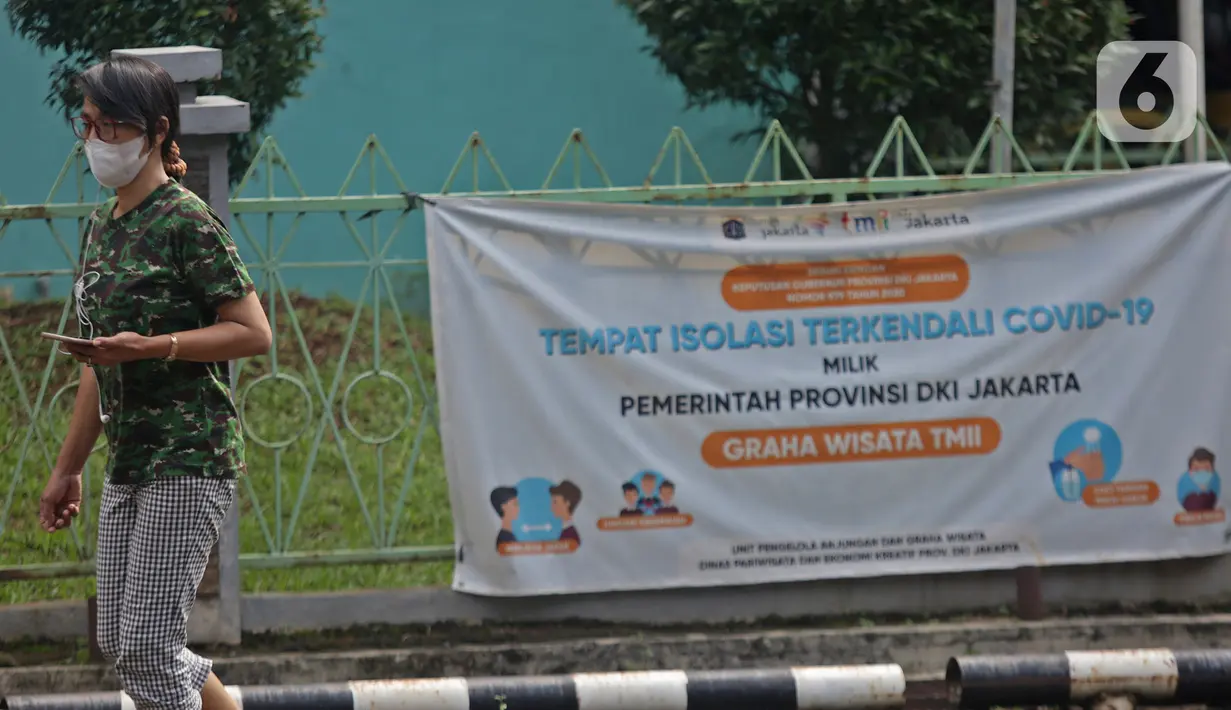 Pasien Covid dengan status Orang Tanpa Gejala beraktivitas di Graha Wisata Taman Mini, Jakarta Timur, Minggu (20/6/2021). Kepala Dinas Kesehatan DKI Jakarta Widyastuti sebelumnya sempat menyebut ketersediaan tempat isolasi pasien COVID-19 di Jakarta terus menipis. (Liputan6.com/Herman Zakharia)
