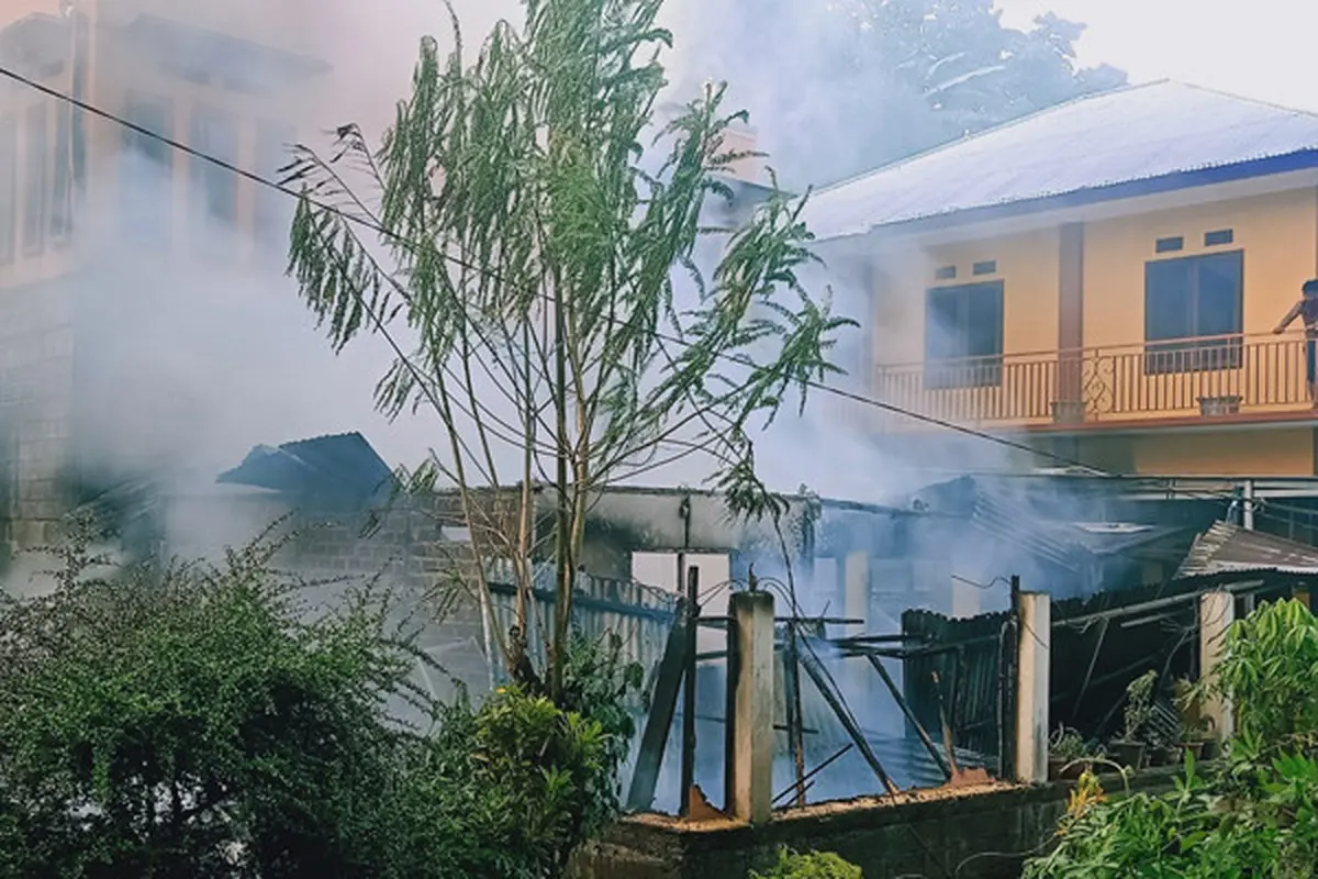 Kebakaran yang menghanguskan 2 rumah di Kelurahan Malalayang Satu Timur, Kecamatan Malalayang, Kota Manado.
