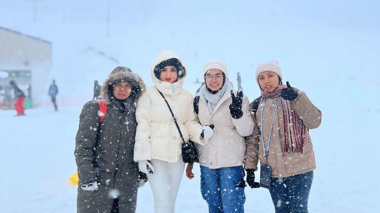 Setia Kepada Anang & Ashanty, 8 Potret Suwarsiha Baby Sitter Arsy Bahagia Ikut Liburan di Jepang,