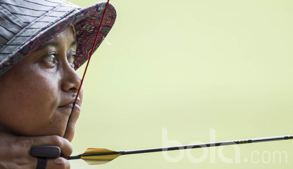 Pepanah Indonesia, Ika Yuliana, mengikuti pemusatan latihan nasional jelang SEA Games 2017 di Cibubur, Jakarta Timur, Rabu (26/4/2017). (Bola.com/Vitalis Yogi Trisna) 