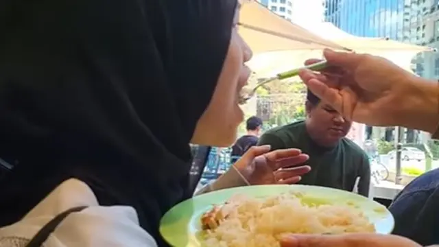 Umi Pipik suapi anak (Instagram/_ummi_pipik_)