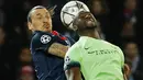 Penyerang PSG, Zlatan Ibrahimovic (kiri) berebut bola udara dengan bak Manchester City, Bacary Sagna pada perempatfinal liga champions di Stadion Parc des Princes, Kamis (7/4). City memaksa tuan rumah PSG bermain imbang 2-2. (Reuters/Benoit Tessier)