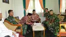 Citizen6, Gresik: Kolonel Marinir Nurri A. Djatmika menyerahkan Zakat fitrah sebagian prajurit Menbanpur-1 Mar yang sudah terkumpul kepada Yayasan Pondok Pesantren Al-Furqon Mojosari Rejo Driyorejo Gresik. Kamis (9/8). (Pengirim: Budi Abdillah)