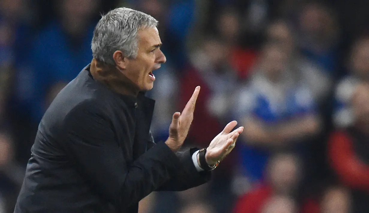 Pelatih Chelsea, Jose Mourinho memberikan instruksi pada pemainnya pada lanjutan Grup G liga champions di  Stamford Bridge, London, Inggris (4/11). Chelsea menang atas Kiev dengan skor 2-1. (Reuters/Andrew Couldridge)