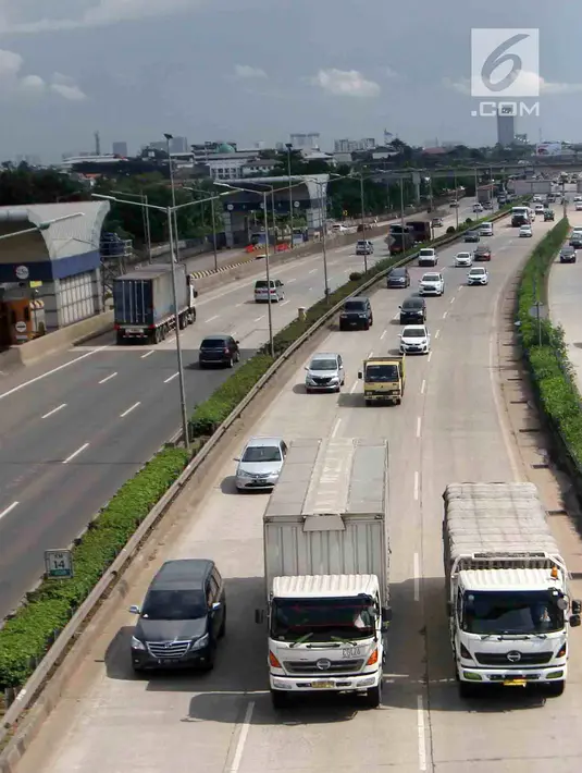 Kendaraan melaju di ruas Tol Jakarta Outer Ring Road (JORR), Jakarta, Rabu (21/2). Menurut Direktur Operasional II PT Jasa Marga Subekti Syukur, tarif yang proporsional setelah Tol JORR terintegrasi yaitu di atas Rp 10 ribu. (Liputan6.com/Angga Yuniar)