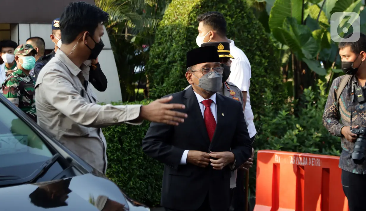 Menteri Sekretaris Negara, Pratikno saat tiba untuk menghadiri pemakaman Menpan RB, Tjahjo Kumolo di Taman Makam Pahlawan Nasional, Kalibata, Jakarta, Jumat (1/7/2022). Menpan RB Tjahjo Kumolo meninggal dunia pada Jumat (1/7) di usia 64 tahun. (Liputan6.com/Helmi Fithriansyah)