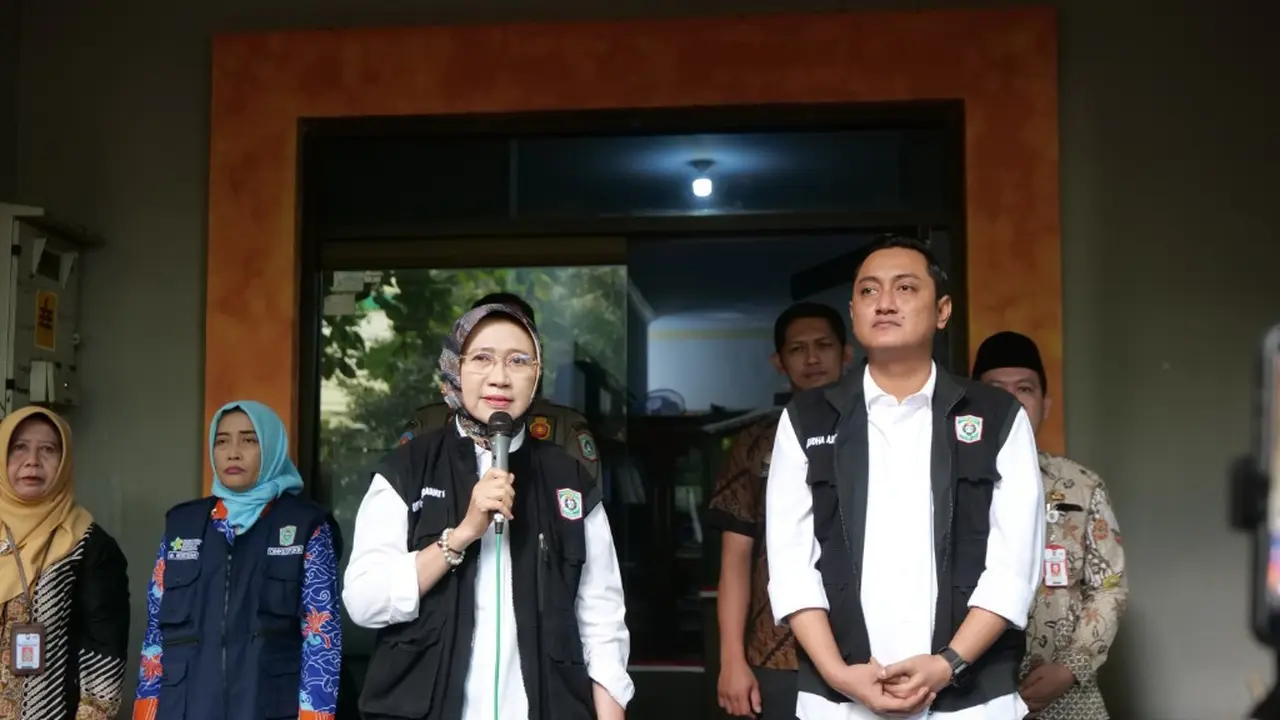 Bupati Lumajang Indah Ampewati berikan pengarahan dii tengah pelaksanaan tes urine massal