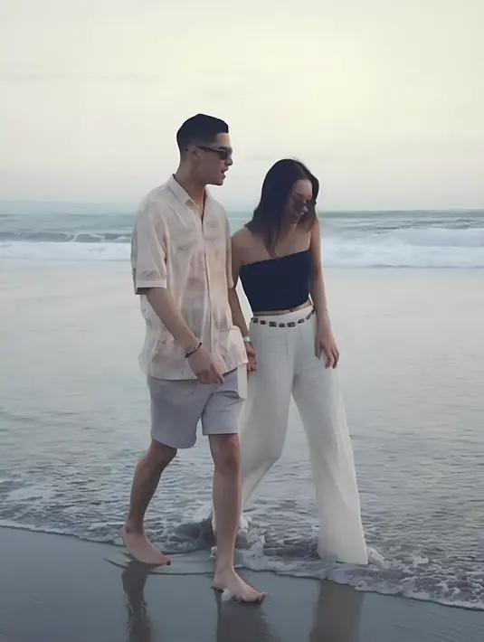 ‘There are some things in life we can't control. Our love is one of them,’ tulis Al Ghazali mengiringi momen kemesraannya dengan Alyssa Daguise.  (Liputan6.com/IG/@alghazali7)