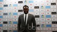 Pemain Persib Bandung, Michael Essien saat perkenalan Jersey tim dan peluncuran Liga 1 Indonesia di Senayan, Jakarta, Senin (10.4/2017). Liga 1 Indonesia akan bergulir pada tanggal 15 April 2017. (Bola.com/Nicklas Hanoatubun)