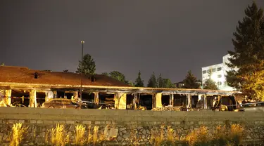 Sebuah rumah sakit darurat yang terbakar di kota Tetovo, Makedonia Utara, Kamis (9/9/2021). Kebakaran terjadi Rabu malam di rumah sakit darurat untuk pasien COVID-19. (Foto AP/Boris Grdanoski)