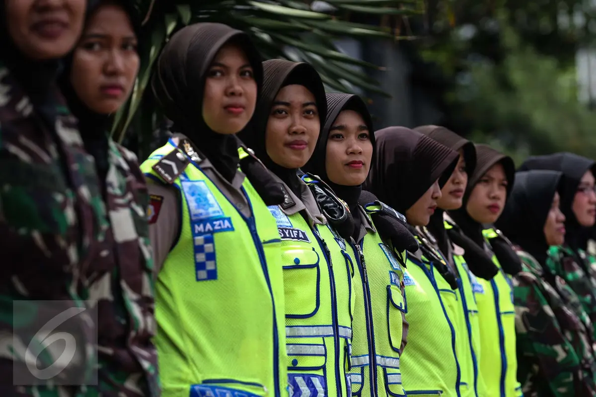 20170123-Polwan dan Kowad Berhijab Kembali Amankan Demo FPI-Jakarta