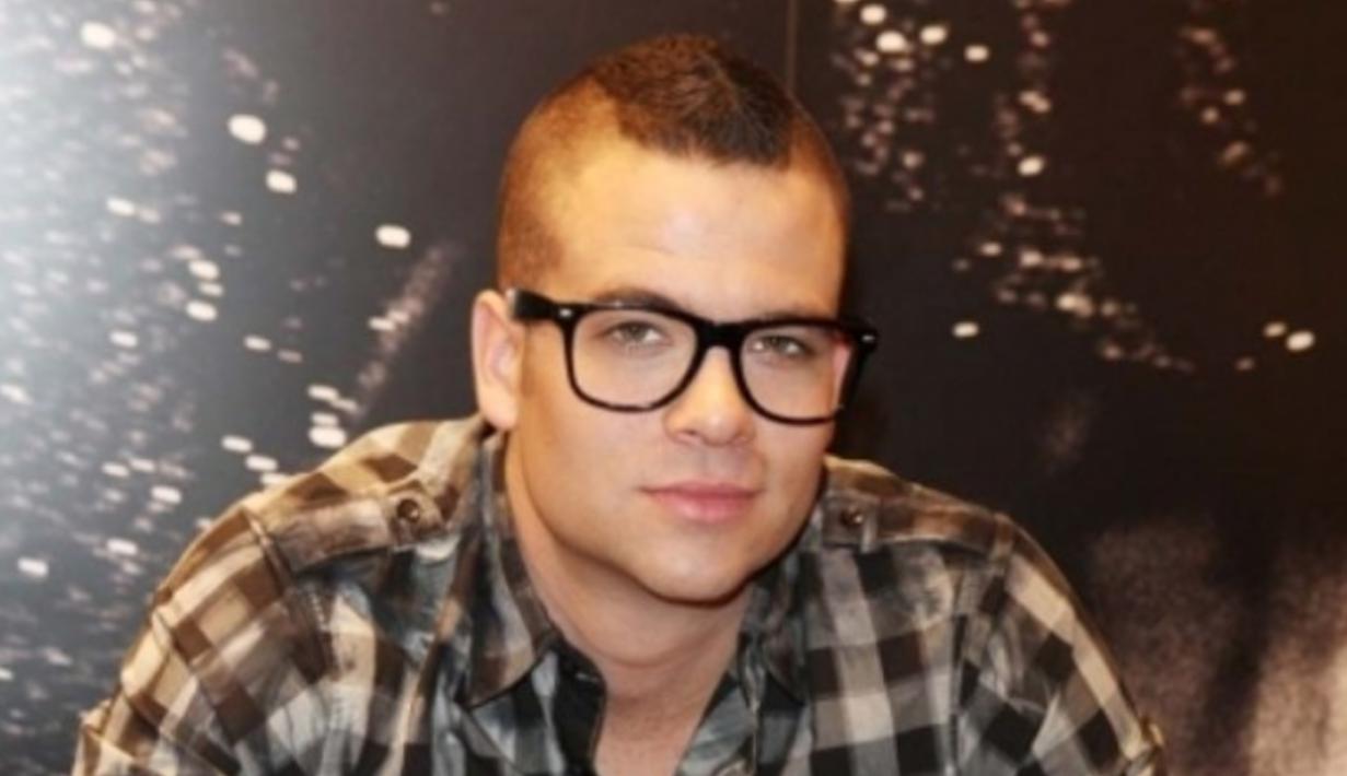 Mark Salling berpose dengan mengenakan kacamata dan kemeja kotak-kotak. Dalam kesepakatan permohonan yang diraih dengan jaksa penuntut, Salling harus menghadapi hukuman empat sampai tujuh tahun penjara. (Instagram/mark_salling)