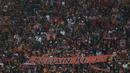 Suporter Persija, The Jakmania, membentangkan spanduk memberikan dukungan saat melawan Persela pada laga Liga 1 di SUGBK, Jakarta, Selasa (20/11). Persija menang 3-0 atas Persela. (Bola.com/Vitalis Yogi Trisna)