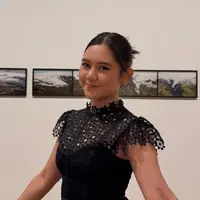 Saat mengunjungi Museum MACAN, penyanyi muda ini tampil dalam balutan gaya gothic yang dramatis, mengingatkan pada karakter ikonis Wednesday Addams yang gelap, elegan, dan penuh aura misterius. [@zivamagnolya].