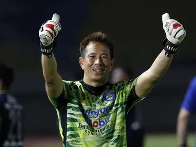 Selebrasi pemain Persib Bandung I Made Wiryawan usai berhasil menahan imbang PS Sleman dalam pertandingan semifinal leg kedua Piala Menpora 2021 di Stadion Manahan, Solo, Senin (19/4/2021). (Bola.com/Ikhwan Yanuar)