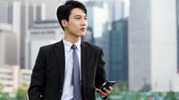 Pengusaha muda dengan setelan bisnis. (leungchopan/depositphotos.com)