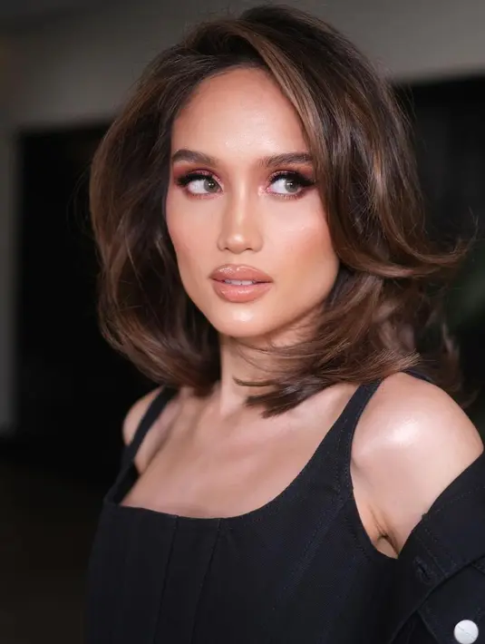 Bahkan ada yang berkomentar bahwa gaya rambut baru Cinta Laura ini memiliki siluet dari tahun 80an seperti Cindy Crawford dan Julia Robert saat masih muda. [Foto: Instagram/claurakiehl]