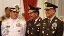 (ki-ka) Laksamana TNI Ade Supandi bersama Kapolri Badrodin Haiti dan Panglima TNI Jendral Gatot Nurmantyo saat menghadiri pelantikan Kepala BNPT dan Kepala Badan Keamanan Laut (Bakamla) di Istana Negara, Jakarta, Rabu (16/3). (Liputan6.com/Faizal Fanani)