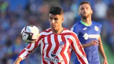 Pemain Atletico Madrid Alvaro Morata mengontrol bola saat melawan Getafe pada pertandingan sepak bola Liga Spanyol di Stadion Alfonso Perez Coliseum, Getafe, Spanyol, 15 Agustus 2022. Atletico Madrid menang 3-0. (Thomas COEX/AFP)