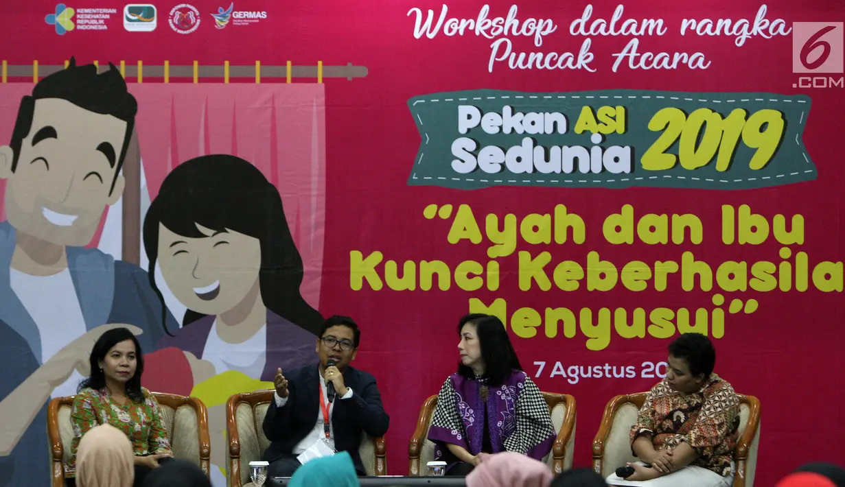 Peneliti Global Alliance for Improved Nutrition Dr. dr. Pande Putu Januraga (kemeja hitam) menjadi pembicara  workshop sehari Pekan ASI Sedunia 2019 di Kementerian Kesehatan, Jakarta, Rabu (7/8/2019). (Liputan6.com/Angga Yuniar)