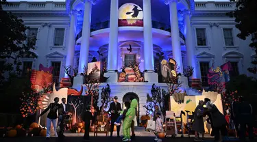 Presiden AS Joe Biden bersama Ibu negara Jill Biden membagikan permen kepada anak-anak saat perayaan Halloween di Halaman Selatan Gedung Putih di Washington, DC, pada 30 Oktober 2023. (Brendan SMIALOWSKI/AFP)